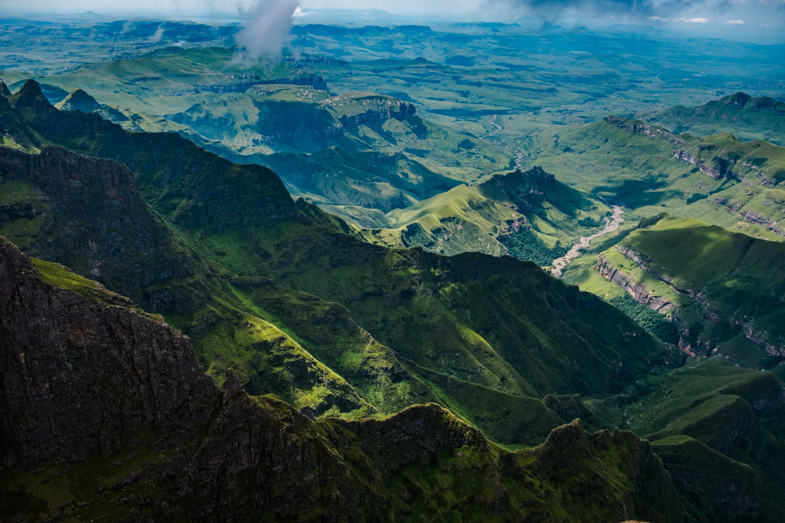 Hills from Tugela Falls in Drakensberg, South Africa - © Adobe Stock